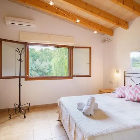 Antonia, Vila